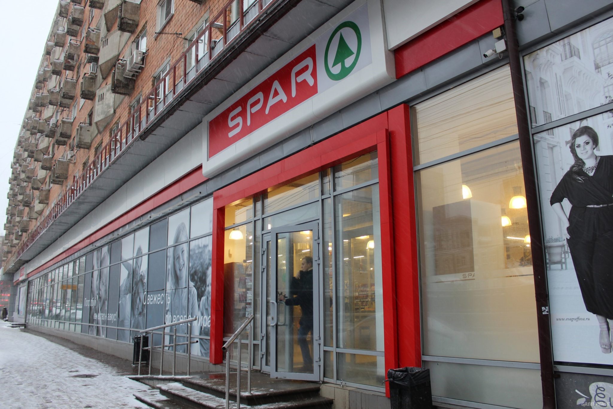 Spar отменяет бесплатную раздачу пакетов на кассах